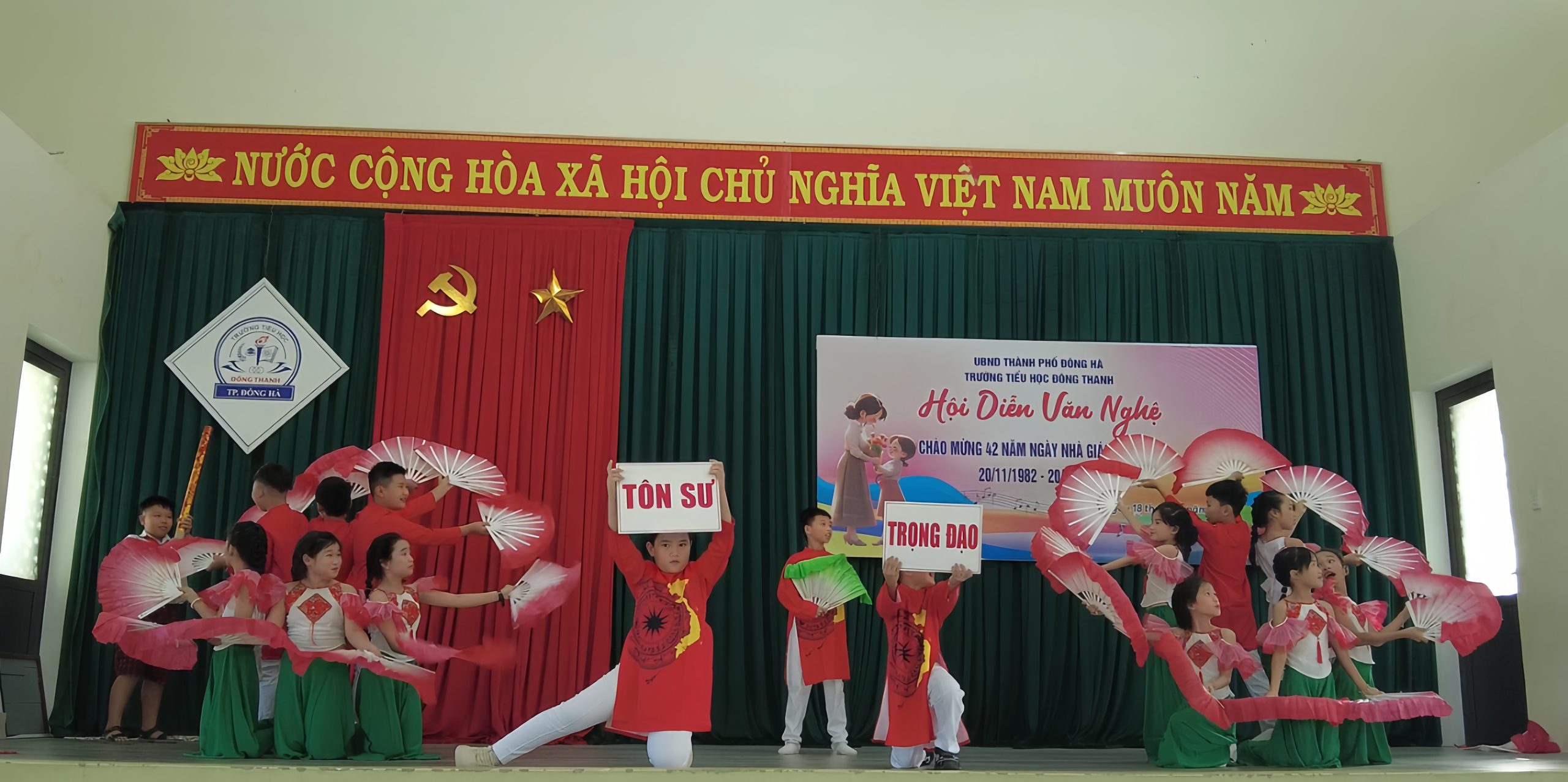 Tiết mục múa hát "Cô ơi!" của lớp 5B tại hội diễn văn nghệ.